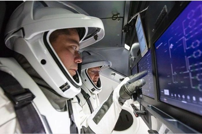 Космонавты готовятся к историческому полёту