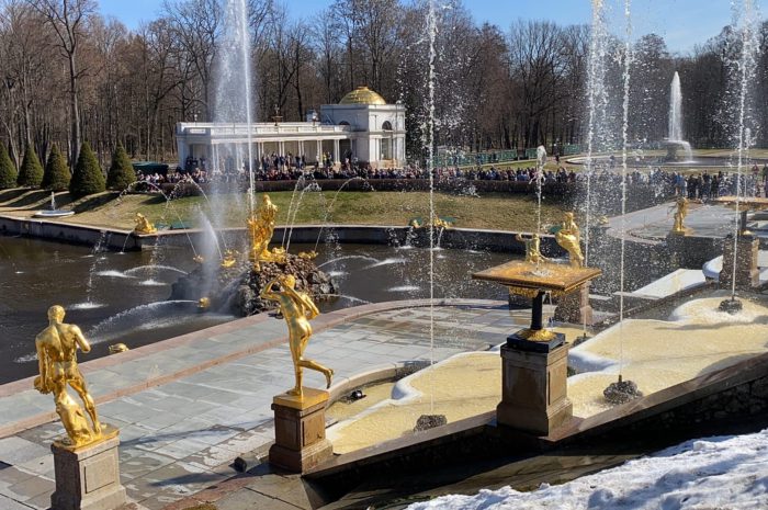 «Фонтаны пустить»: в Нижнем парке Петергофа открылся летний сезон