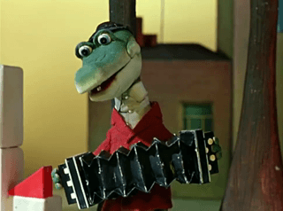 крокодил Гена играет на гармошке