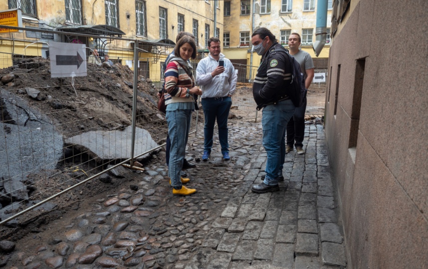 Анна Капитонова на проверке демонтажа исторического мощения улицы Римского-Корсакова, 39
фото из личного архива