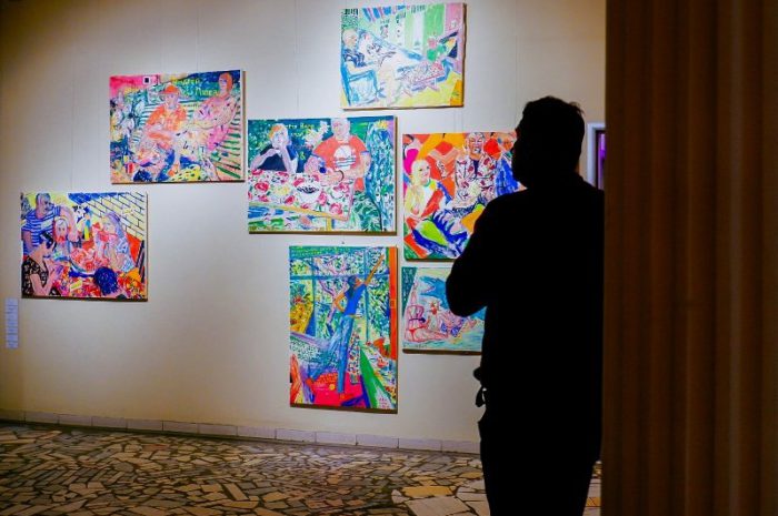 Узнаваемое искусство: выставка Юры Мекса «Одна волшебная ночь в августе»