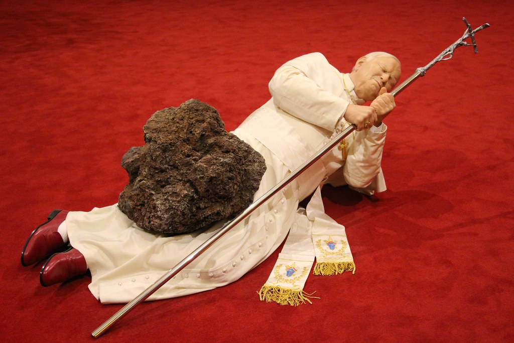 Папа Римский, придавленный метеоритом