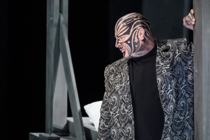 «Шекспир бы перевернулся в гробу»: спектакль «Отелло» в Александринском театре