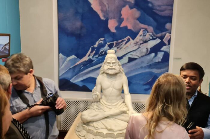 Акапелла на санскрите и статуи, говорящие за автора: в Петербурге открыли выставку о сакральной Индии