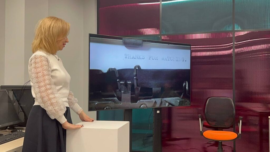 Елена Юрьевна закрывает презентацию видео "Оперативная полиграфии глазами студентов"