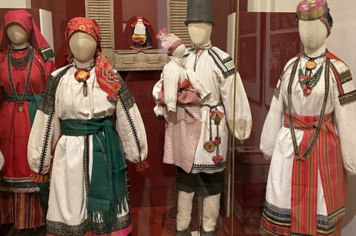 Выставка народных костюмов в Российском этнографическом музее: по стежкам традиции